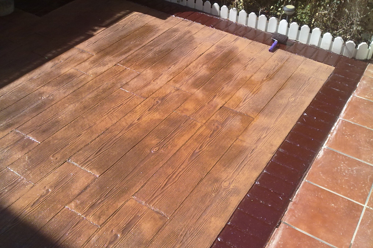Instalación de pavimento de hormigón impreso en terraza Tarragona
