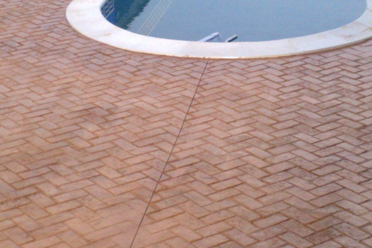 Pavimento de hormigón impreso en zona de piscina en Tarragona