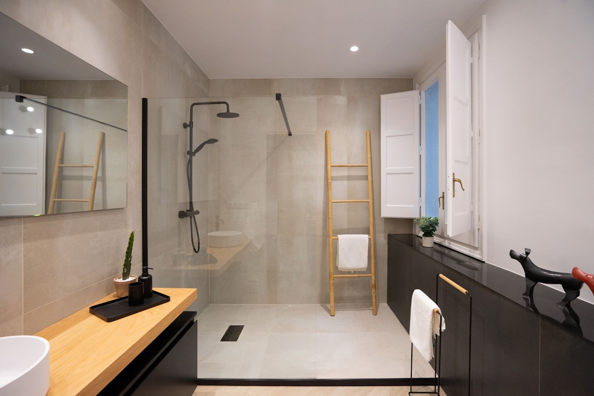 Reforma de baños pequeños en Torredembarra con soluciones modernas