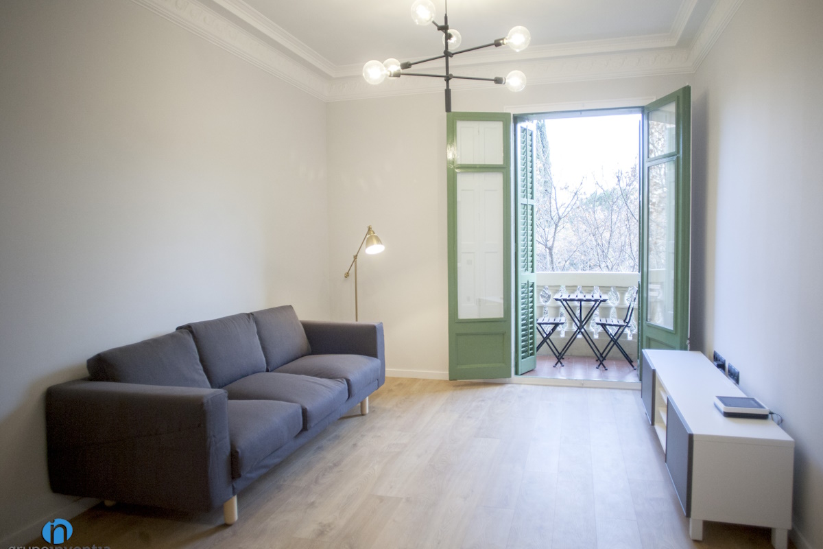 Reformas integrales en Salou: dormitorio renovado con pavimentos de Pavimentos Alejandro